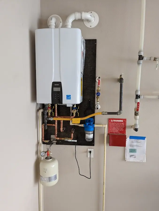 Professional plumber installing copper piping in a Arvin home